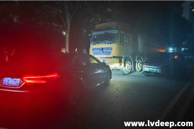松山湖分局聯(lián)合城管分局連續(xù)蹲點(diǎn)，截停偷排槽罐車(chē)
